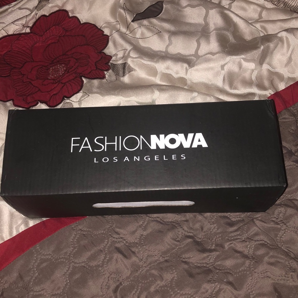 Fashion nova really cute slippers size 6
